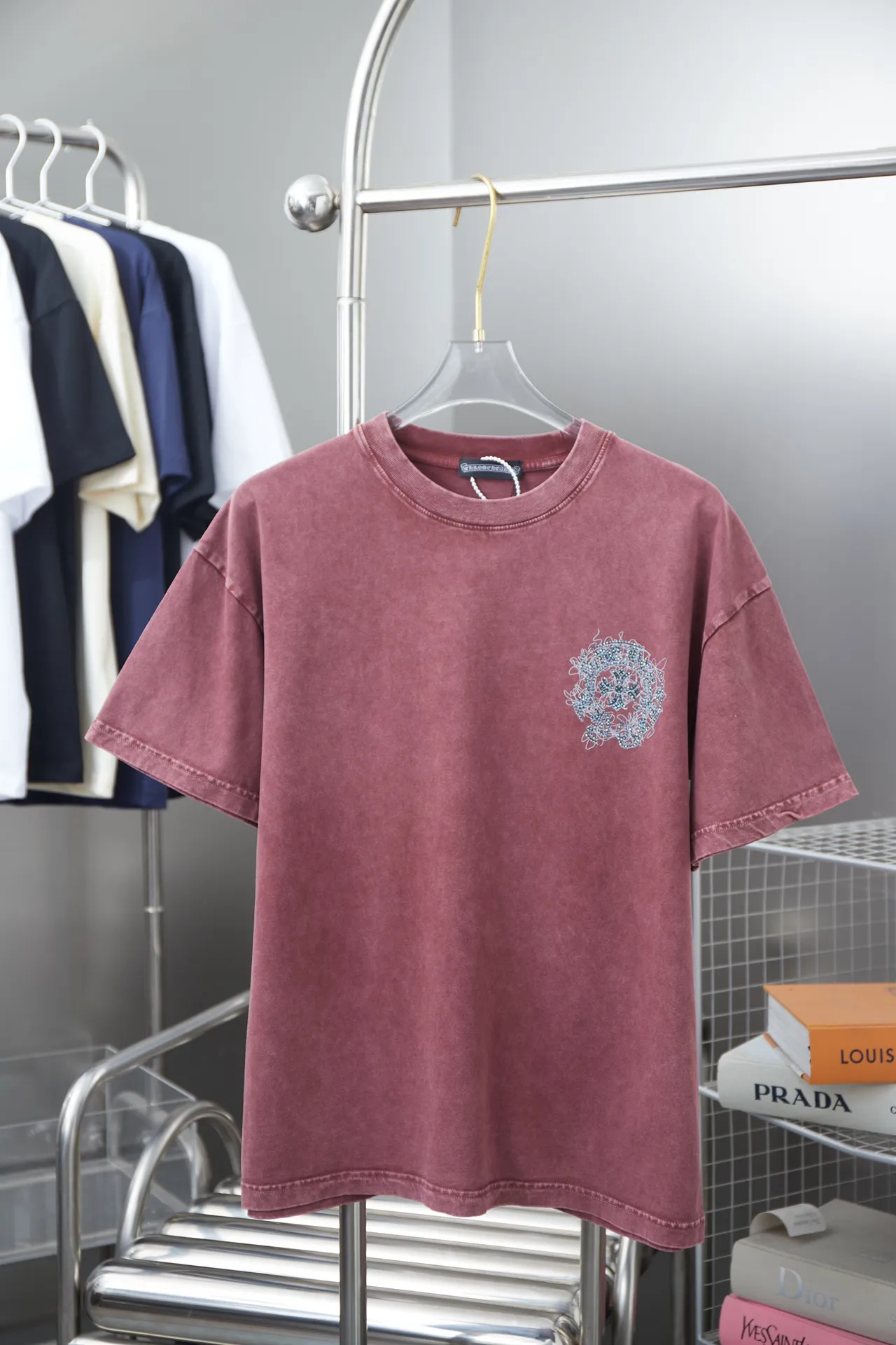 🅿️200 Ch*ome Hearte 25SS early spring new model, short-sleeved with Kro heart logo, hot diamonds, light luxury, essential item for daily commuting for men and women, correct version, welcome to compare, detailed features · 320g 100% pure cotton double yarn jersey fabric · Custom dyed in the same vat, special thickened 32 count double-strand 1X1 thread · Digital direct printing ➕ Australia imported pearlescent diamonds · Ready-to-wear dyeing Then do the faded fried snowflake process, then wash it to make it look old · General washing to improve the effect · Double-needle stitching across the seam process · Original main mark, washed tag brand moisture-proof paper packaging Color: black/apricot/green/maroon Size: S/M/L/XL